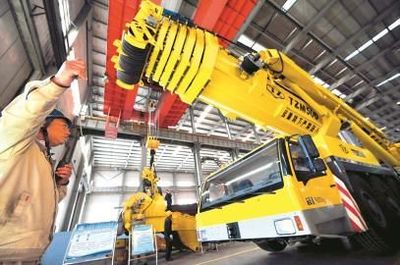 我省首臺全地面重型起重機(jī)下線