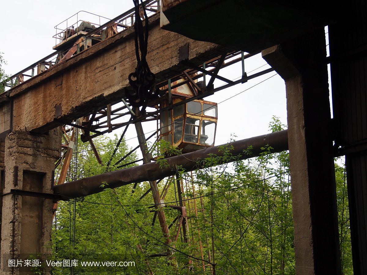 生產(chǎn)危機,一個廢棄的工廠車間。
