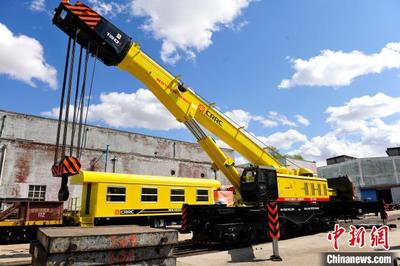 中國企業首次出口具備橋梁救援能力鐵路起重機